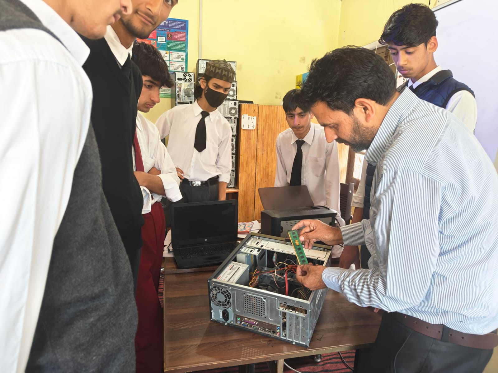 HARDWARE display to students in ICT